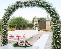 Arco floreale e navata di una cerimonia all'aperto