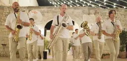Band di sassofonisti che suona a un ricevimento