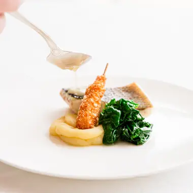 Piatto gourmet servito dallo chef