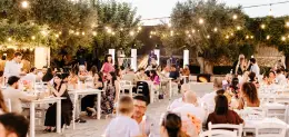 Invitati ai tavoli di un ricevimento serale