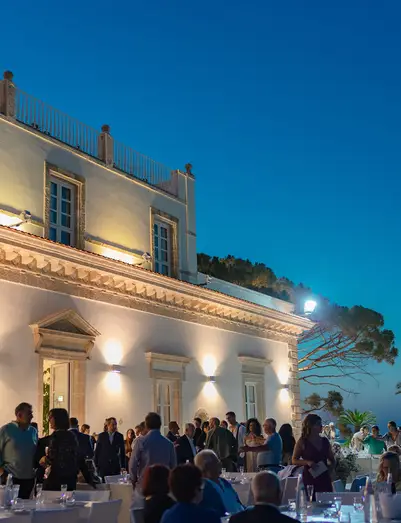 Cena aziendale sulla terrazza di una villa al tramonto